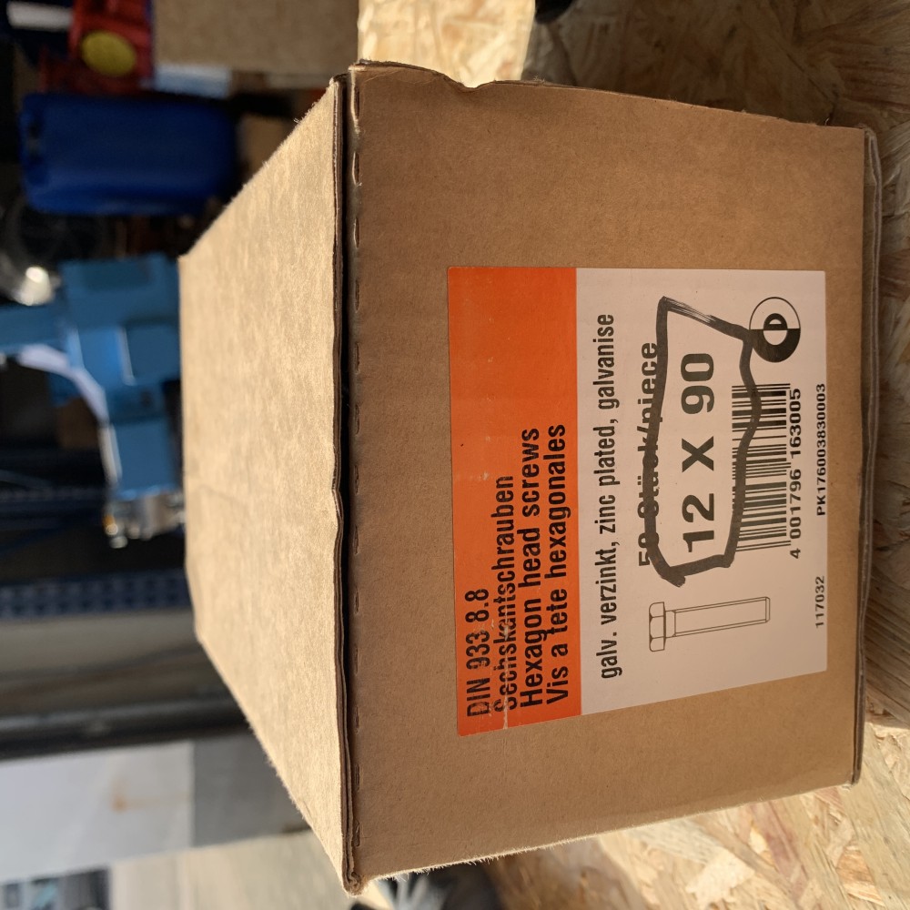 1) Sechskantschrauben M12x90